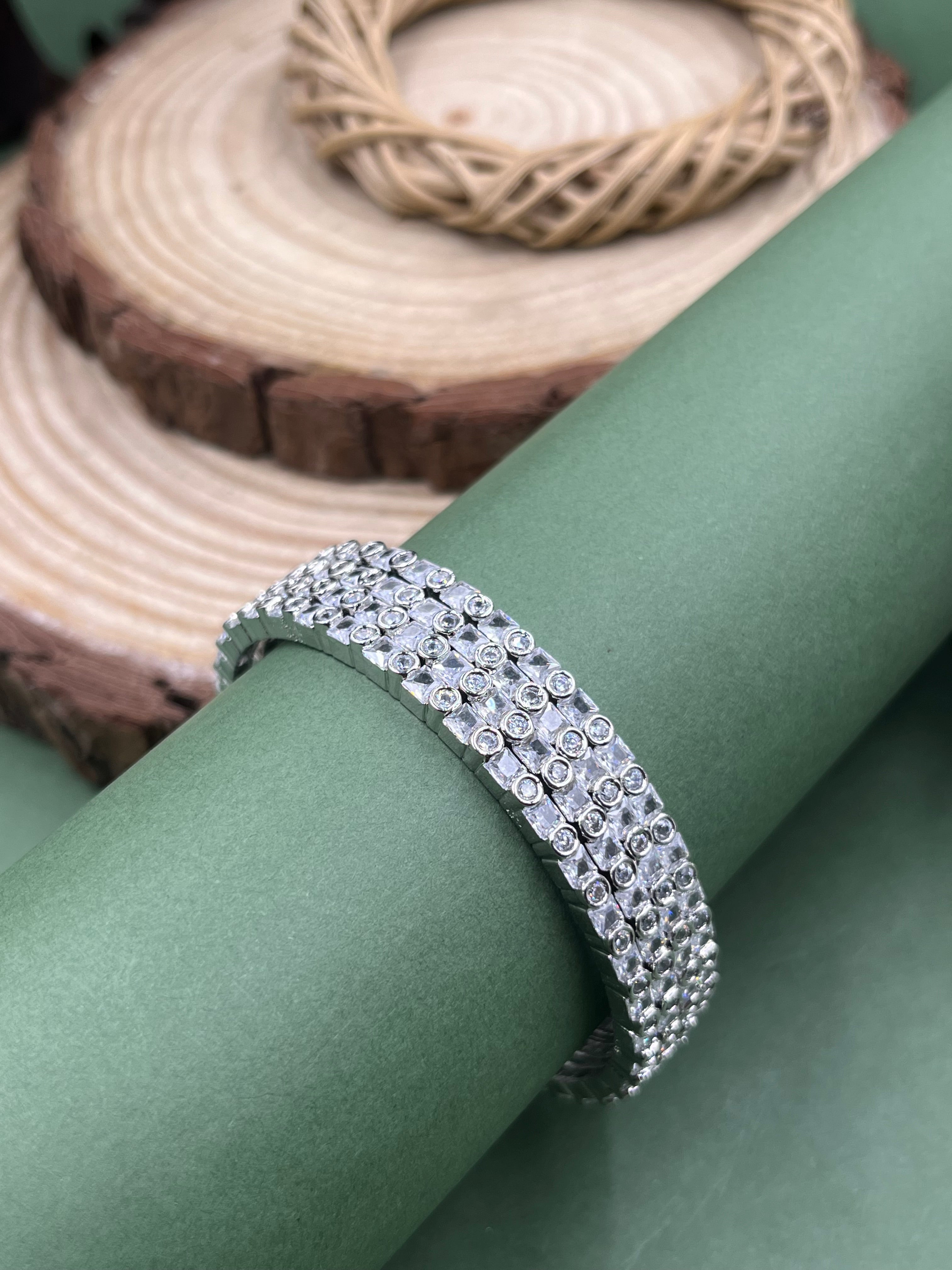 Zanvi Cut AD Bangle Set