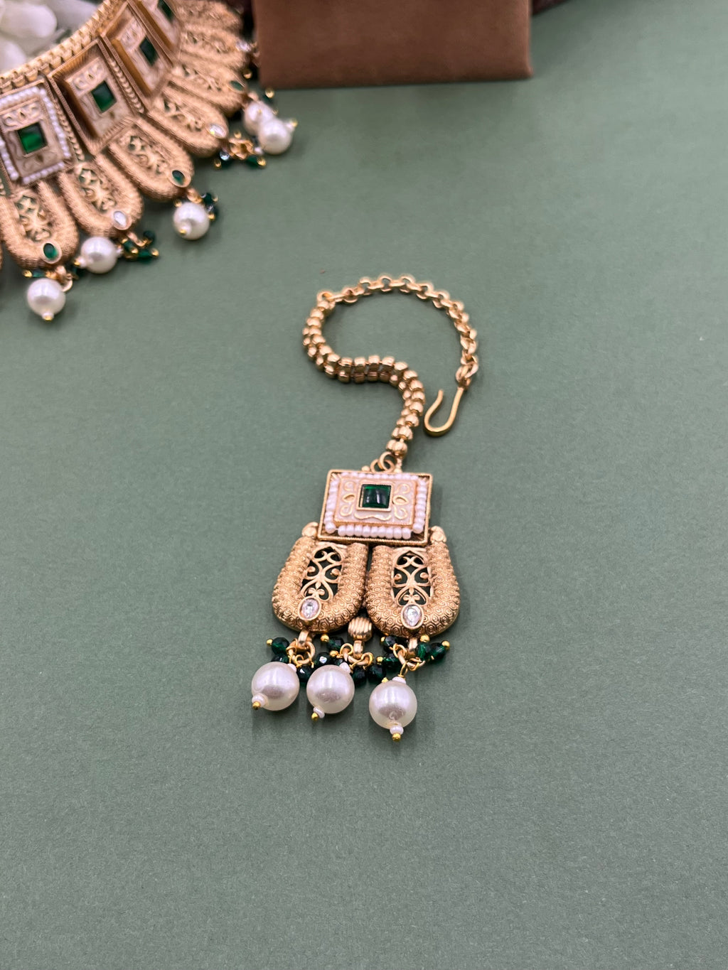 Noor-e-Zamarud Kundan Choker
Set