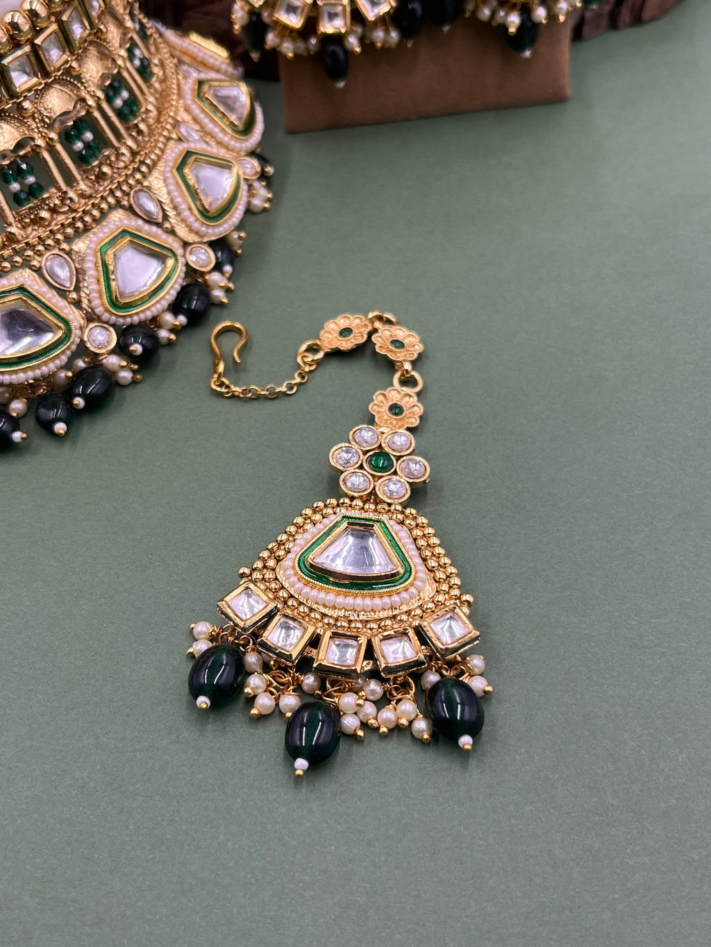 Emerald Aangan Kundan
Choker