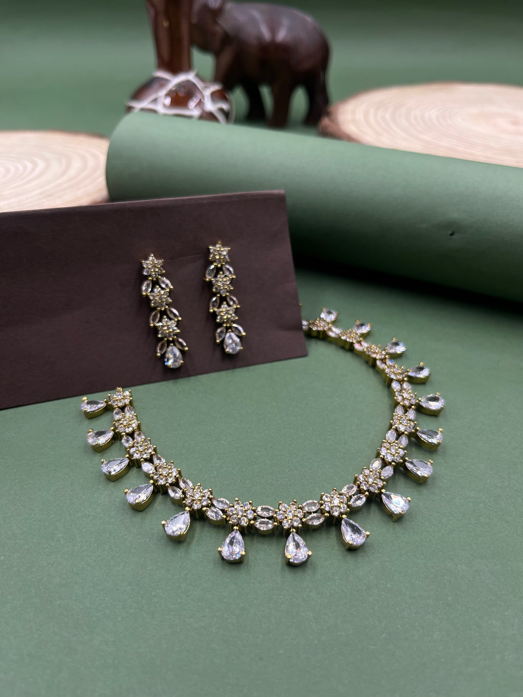 Victorian Lumière Drop Neckla
