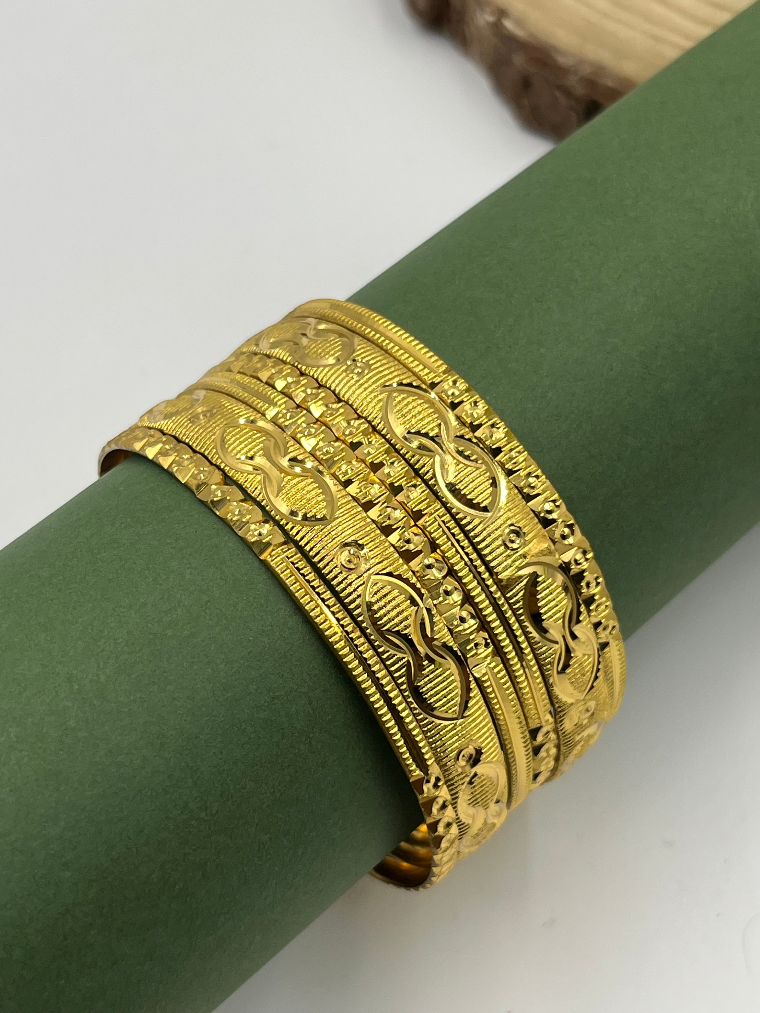 Lavika Bangle Set (6  Pieces)