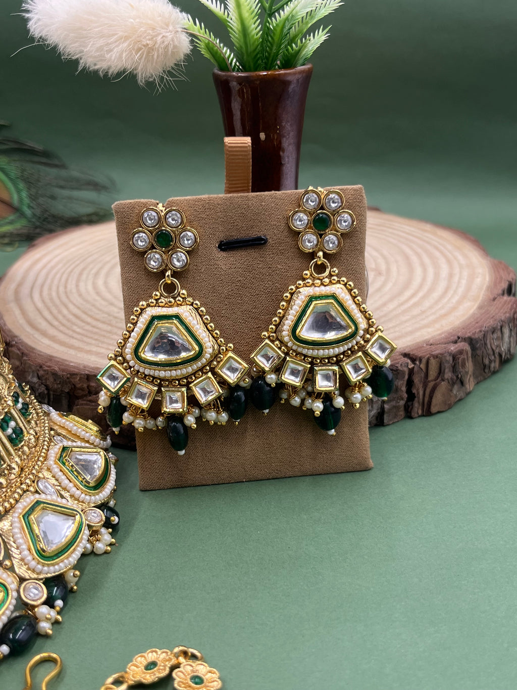Emerald Aangan Kundan
Choker