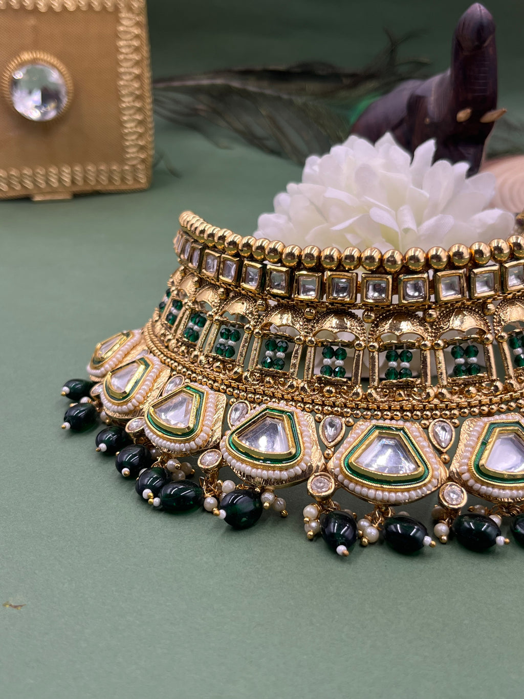 Emerald Aangan Kundan
Choker
