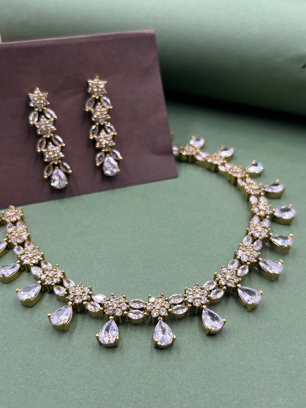Victorian Lumière Drop Neckla