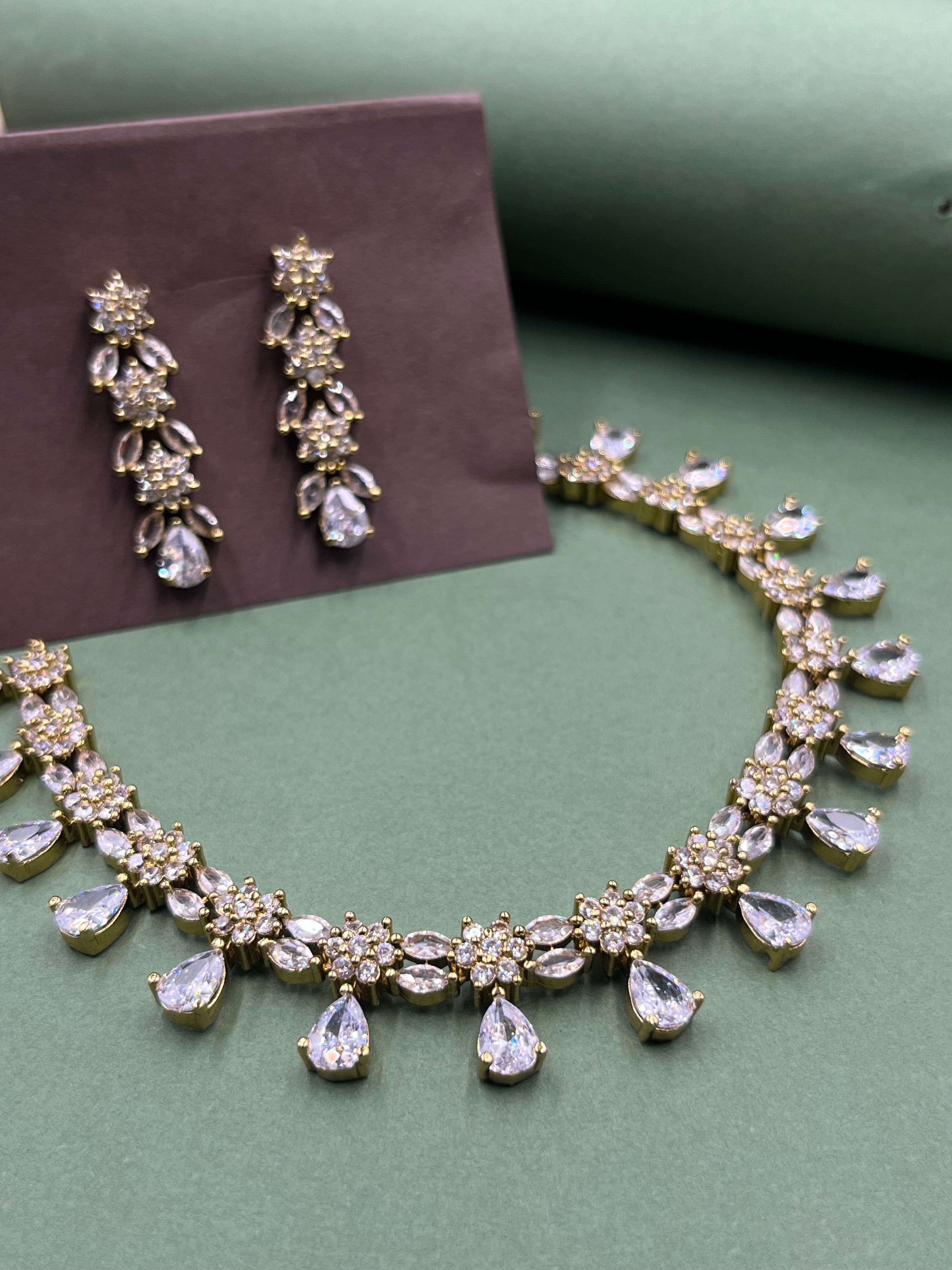 Victorian Lumière Drop Neckla