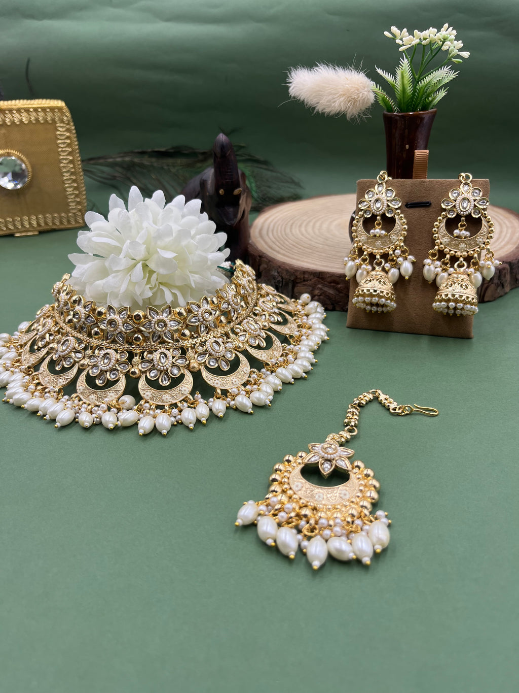 Chaandrika Pearl Kundan
Choker