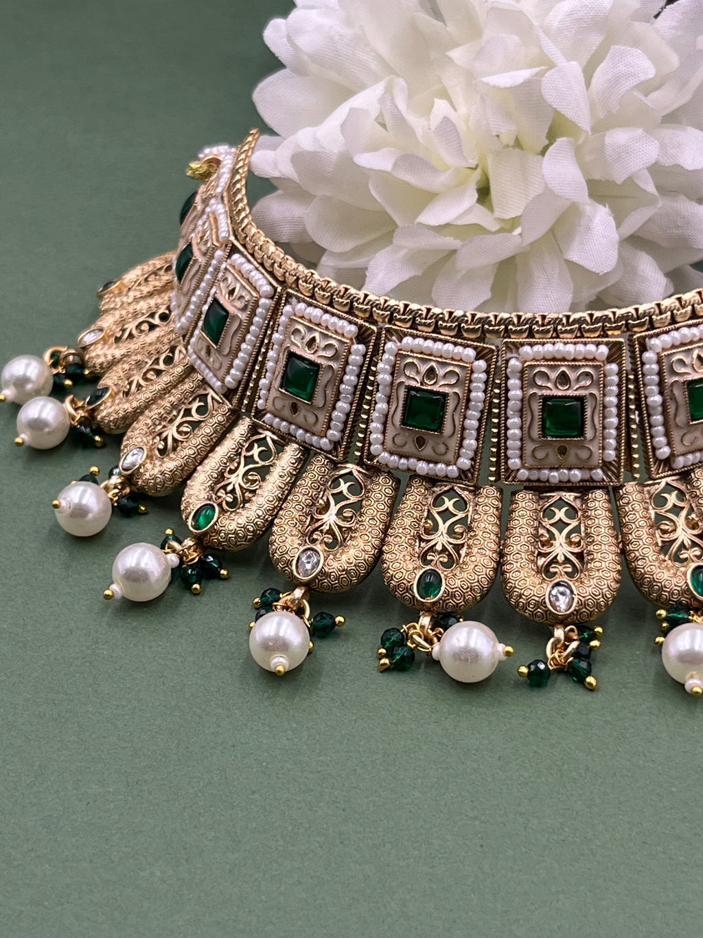 Noor-e-Zamarud Kundan Choker
Set