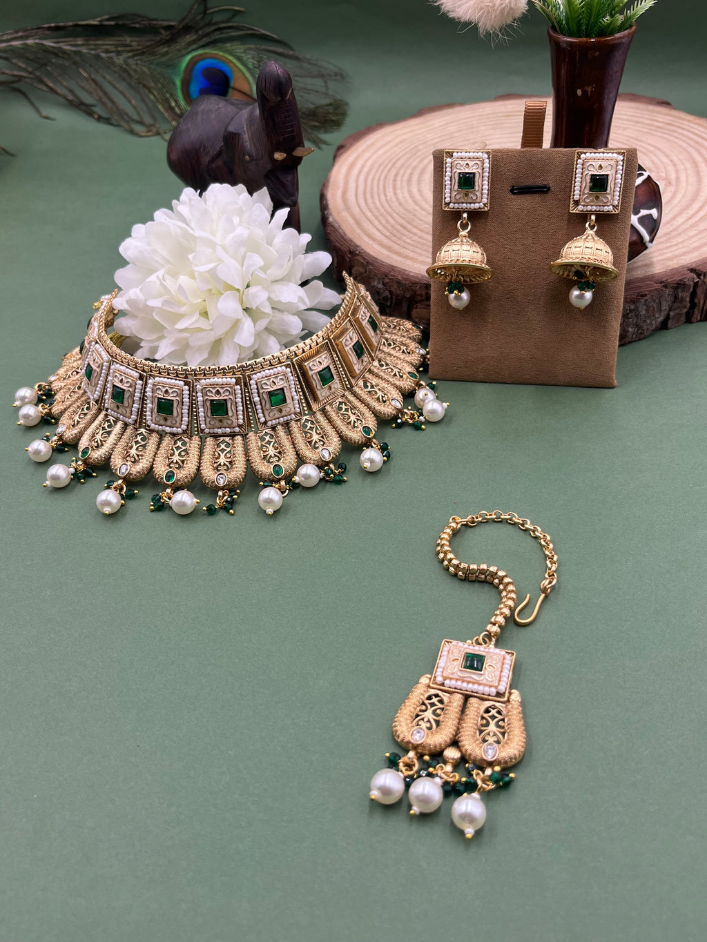 Noor-e-Zamarud Kundan Choker
Set
