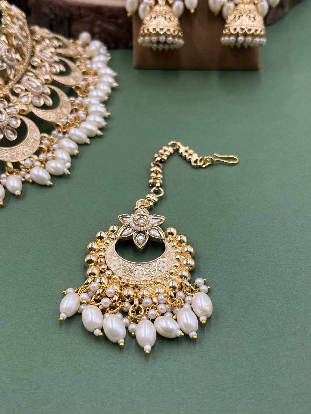 Chaandrika Pearl Kundan
Choker