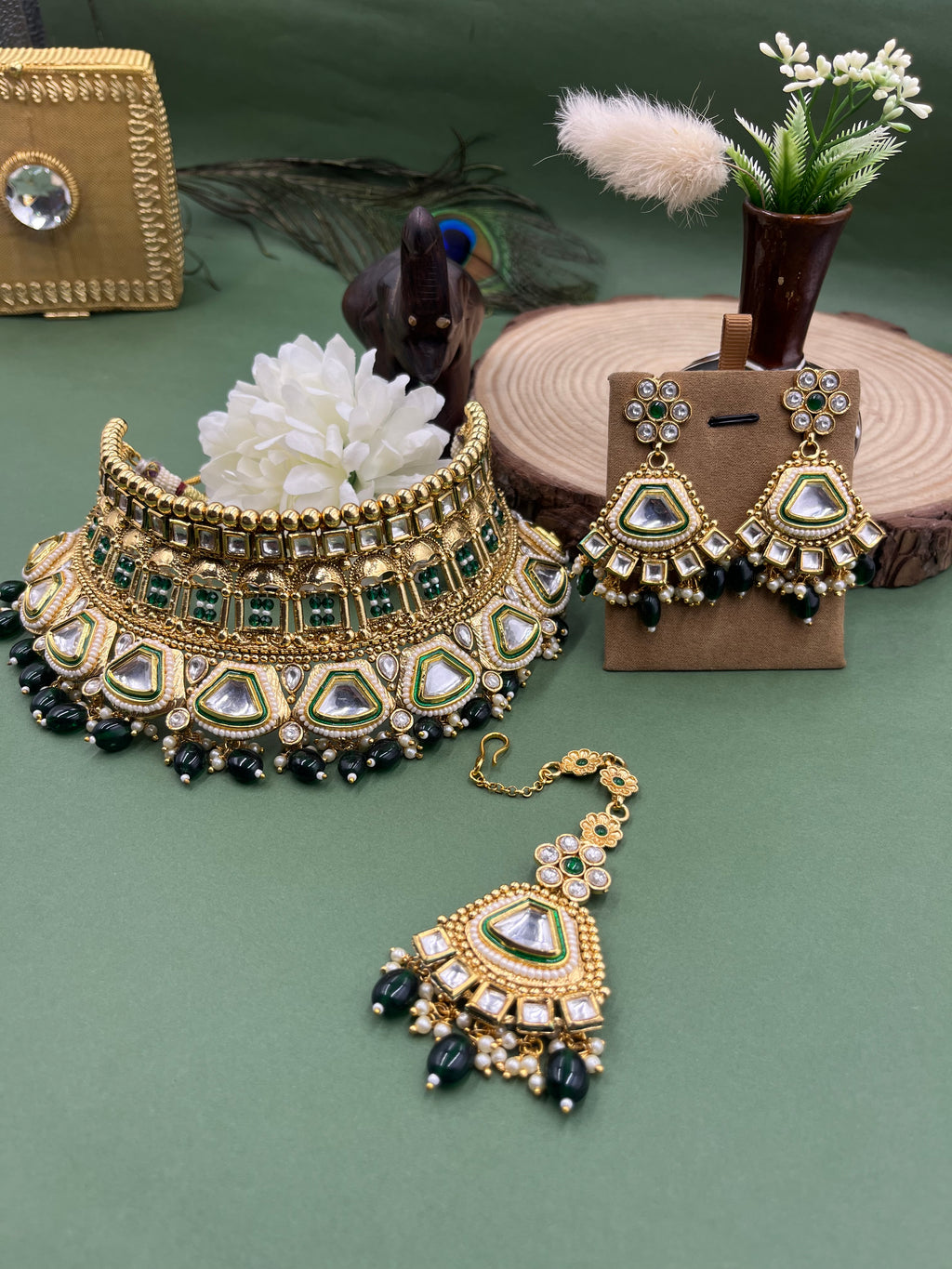 Emerald Aangan Kundan
Choker